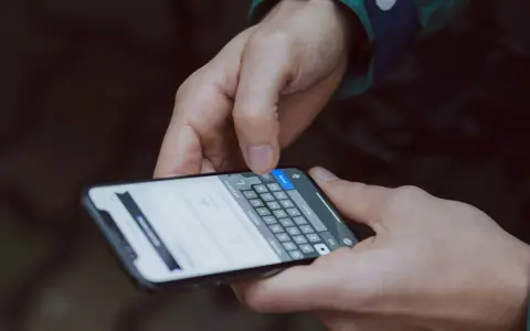 Mani che digitano su uno smartphone, mostrando la tastiera. Capire a cosa servono i giga è fondamentale per navigare, chattare e condividere.