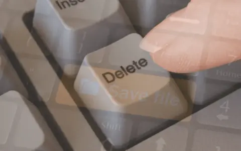 Dito, come recuperare file cancellati dal cestino. Un dito preme il tasto "Delete" su una tastiera, con un'icona di cartella e la scritta "Save file" sovrapposte.