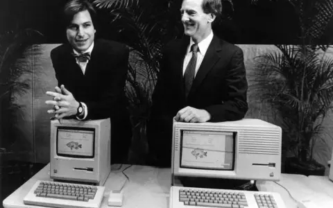 Steve Jobs e John Sculley presentano il primo computer Apple Macintosh, un'innovazione che ha cambiato il mondo.
