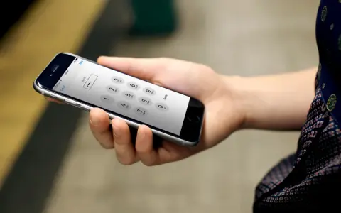 Mano che inserisce un PIN su uno smartphone, forse per accedere a sim dati Turchia.