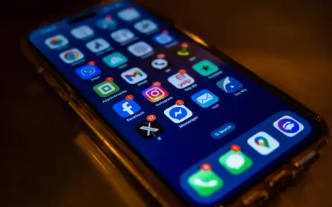 Schermata di un iPhone con varie app attive, tra cui Facebook, Instagram e Mail. I dati cellulare sono attivi per navigare.