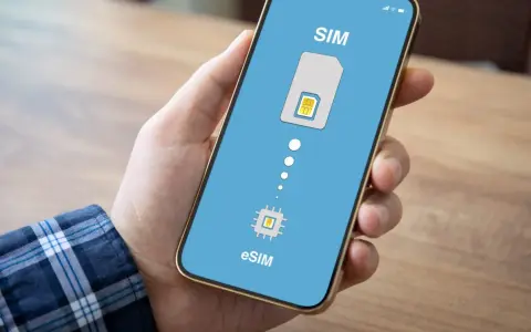 Schermo di uno smartphone mostra la transizione da SIM fisica a eSIM, con un chip integrato che simboleggia la tecnologia eSIM.