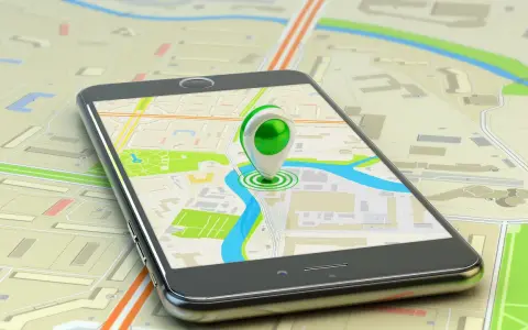 Smartphone su mappa con puntatore GPS. Scopri come localizzare un numero di telefono con facilità.