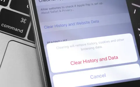 Schermo iPhone mostra come cancellare tutto da iPhone: "Cancella Cronologia e Dati". Vicino tasto Command.