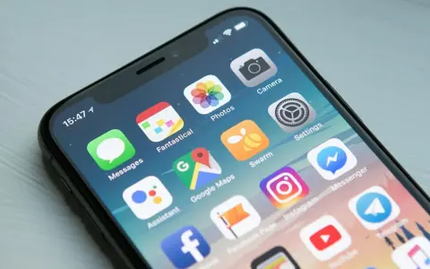 Schermata di un iPhone con icone di app, tra cui Google Maps e Instagram, utili per trovare le migliori app per prenotare viaggi.