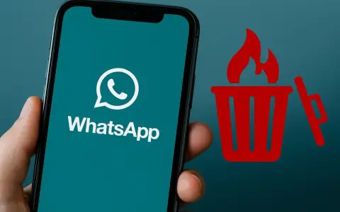 Schermo di uno smartphone con logo WhatsApp e icona di un cestino in fiamme. Guida su come svuotare il cestino del cellulare.