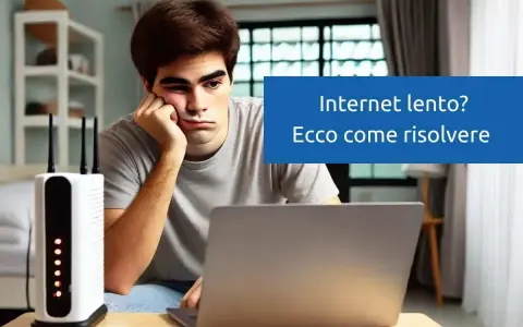 Ragazzo annoiato davanti a un laptop e un router Wi-Fi. La connessione dati è lenta, ma ci sono soluzioni.