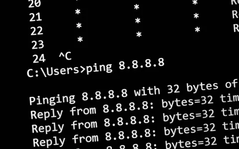 Schermata di un ping test su 8.8.8.8, con risposte che indicano la latenza.