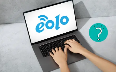 Mani sulla tastiera di un laptop con logo Eolo. Un punto interrogativo turchese suggerisce che Eolo non funziona.