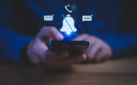 Mani che tengono uno smartphone, con icone di notifiche (email, messaggi, chiamate) e una campana barrata, per illustrare come silenziare le notifiche.