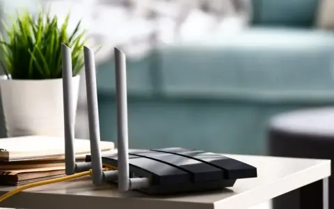 Router Wi-Fi nero con antenne, pronto per entrare nel modem e connettere la casa.