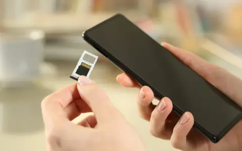 Mani che inseriscono una SIM in uno smartphone, forse per evitare gli svantaggi dual SIM.