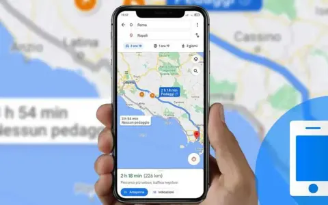 Navigazione su smartphone: mostra come mandare la posizione con Google Maps, confrontando percorsi con e senza pedaggio da Roma a Napoli.