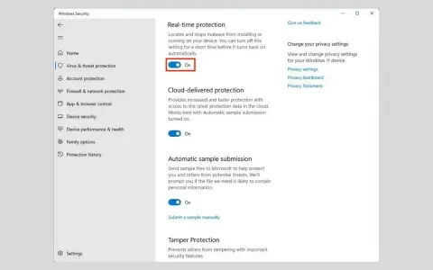 Schermata di Windows Security che mostra come disattivare Windows Defender. La protezione in tempo reale è attiva.