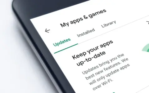 Schermata di uno smartphone che mostra "My apps & games" e la sezione "Updates". Aggiorna le tue app per nuove funzionalità.
