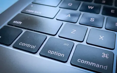 Tasti di un **screen Mac**: Control, Option, Command e altri tasti alfanumerici.