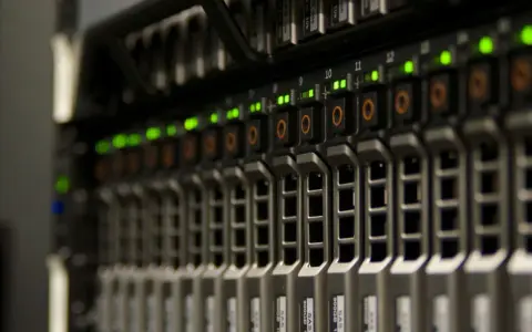 Server rack con luci verdi accese, suggerisce un'ottima connessione e zero latenza internet.