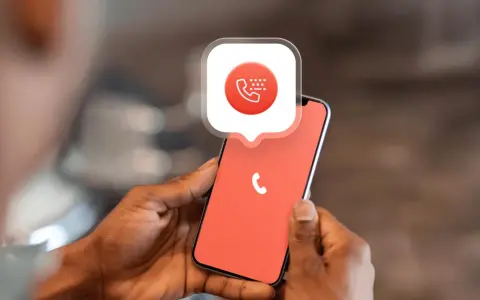Mani che tengono uno smartphone con un'icona di chiamata e un fumetto. Impara come bloccare un numero privato per la tua tranquillità.