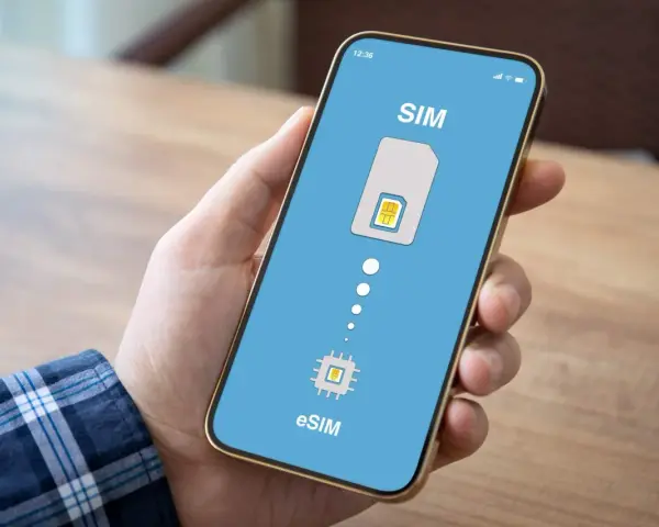 Smartphone mostra la transizione da SIM fisica a eSIM, come con Iliad.
