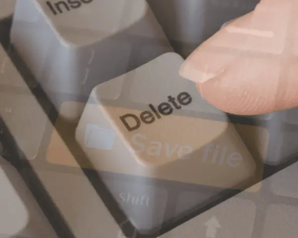 Dito, come recuperare file cancellati dal cestino. Un dito preme il tasto "Delete" su una tastiera, con un'icona di cartella e la scritta "Save file" sovrapposte.