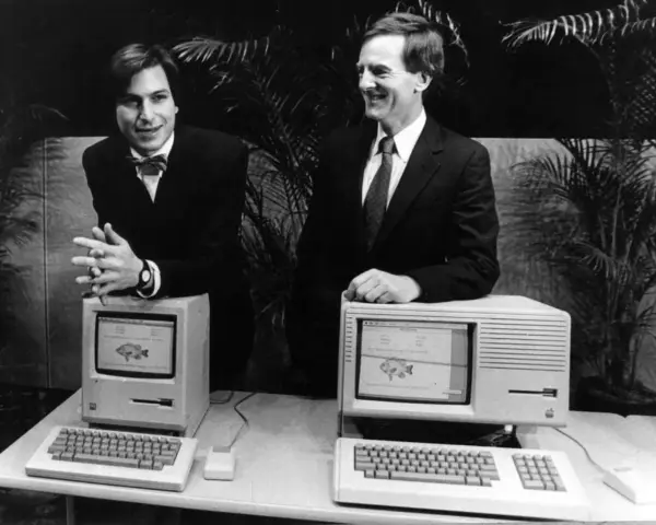 Steve Jobs e John Sculley presentano il primo computer Apple Macintosh, un'innovazione che ha cambiato il mondo.