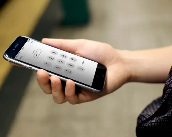 Mano che inserisce un PIN su uno smartphone, forse per accedere a sim dati Turchia.