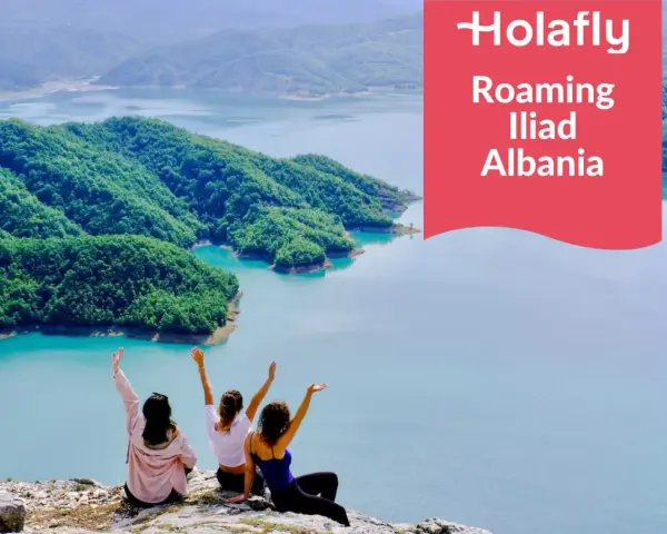 Tre amiche ammirano un lago turchese in Albania, con la scritta "Holafly Roaming Iliad Albania".