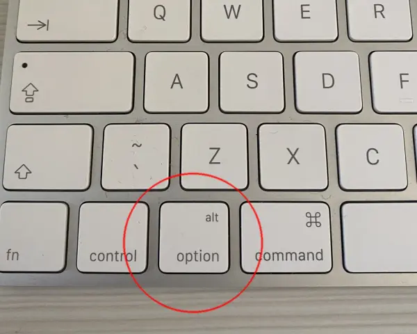 Tasto Option (o Alt) su tastiera Mac, evidenziato in rosso. Utile per scorciatoie.