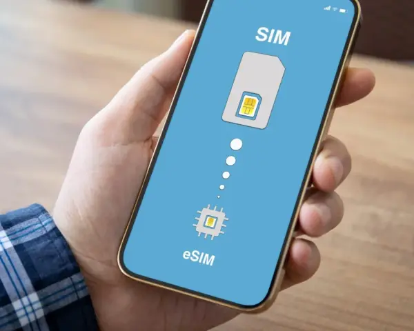 Schermo di uno smartphone mostra la transizione da SIM fisica a eSIM, con un chip integrato che simboleggia la tecnologia eSIM.