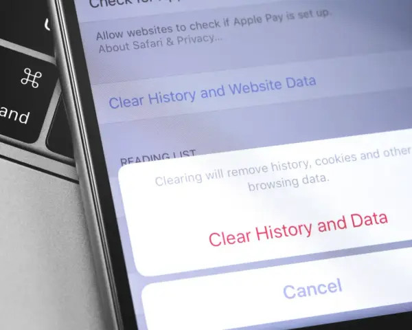 Schermo iPhone mostra come cancellare tutto da iPhone: "Cancella Cronologia e Dati". Vicino tasto Command.