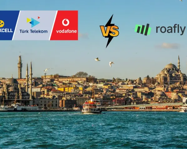 Confronto tra operatori per l'internet in Turchia: Turkcell, Türk Telekom, Vodafone contro Roafly. Skyline di Istanbul sullo sfondo.