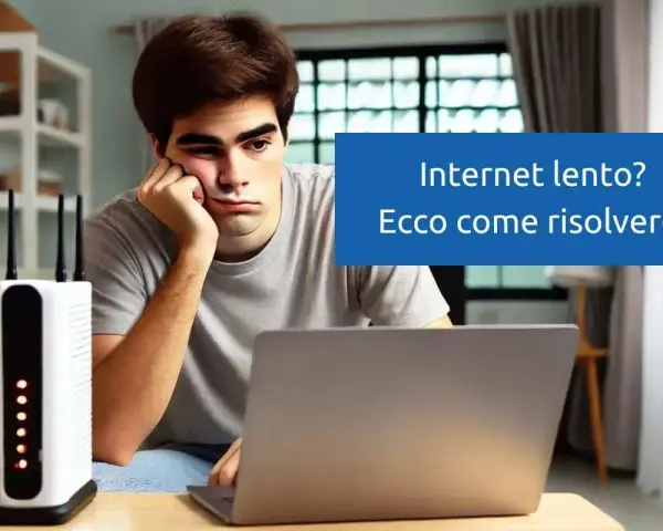 Ragazzo annoiato davanti a un laptop e un router Wi-Fi. La connessione dati è lenta, ma ci sono soluzioni.