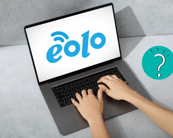 Mani sulla tastiera di un laptop con logo Eolo. Un punto interrogativo turchese suggerisce che Eolo non funziona.