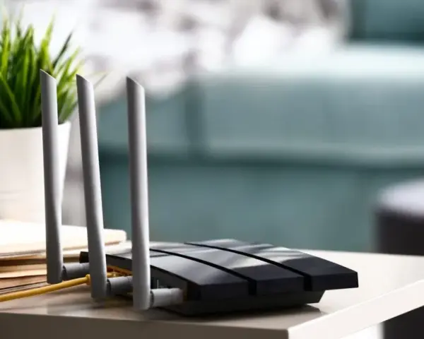 Router Wi-Fi nero con antenne, pronto per entrare nel modem e connettere la casa.