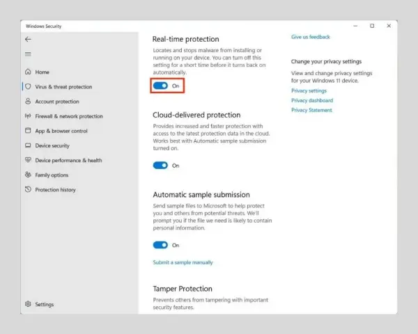 Schermata di Windows Security che mostra come disattivare Windows Defender. La protezione in tempo reale è attiva.