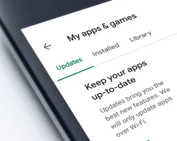 Schermata di uno smartphone che mostra "My apps & games" e la sezione "Updates". Aggiorna le tue app per nuove funzionalità.