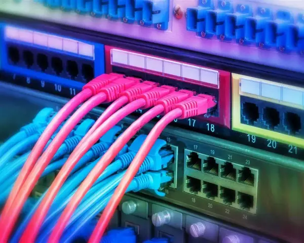 Cavi di rete colorati collegati a un pannello, pronti per il cambio operatore internet casa.