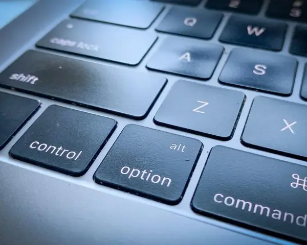 Tasti di un **screen Mac**: Control, Option, Command e altri tasti alfanumerici.
