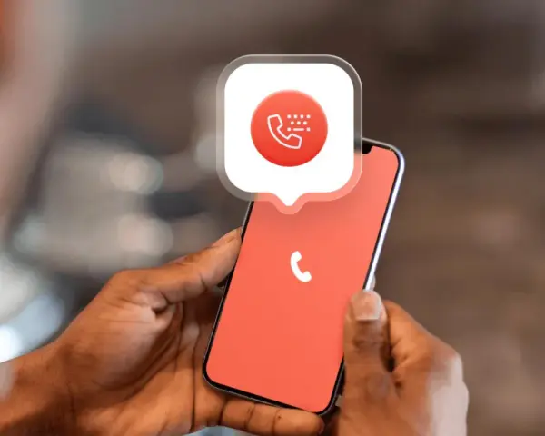 Mani che tengono uno smartphone con un'icona di chiamata e un fumetto. Impara come bloccare un numero privato per la tua tranquillità.