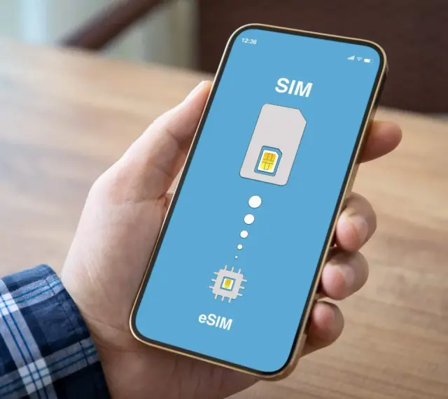 Smartphone mostra la transizione da SIM fisica a eSIM, come con Iliad.