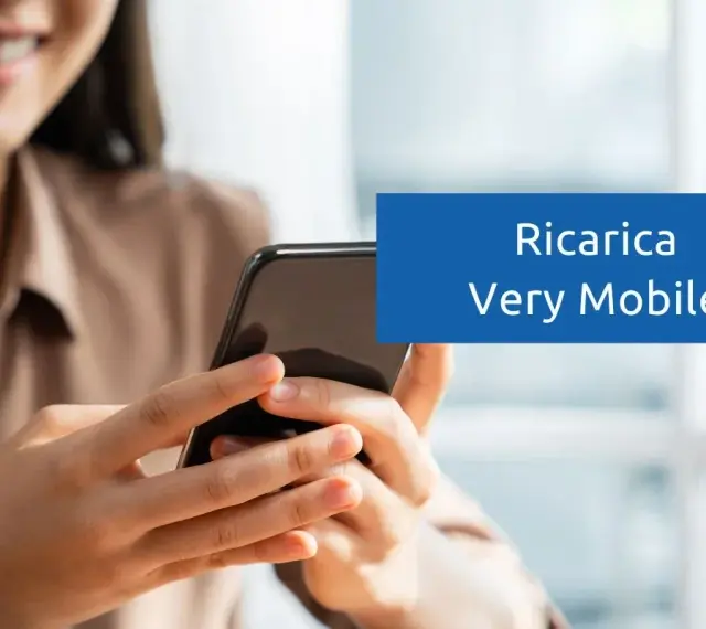 Donna sorridente usa il suo smartphone per una ricarica Very Mobile.