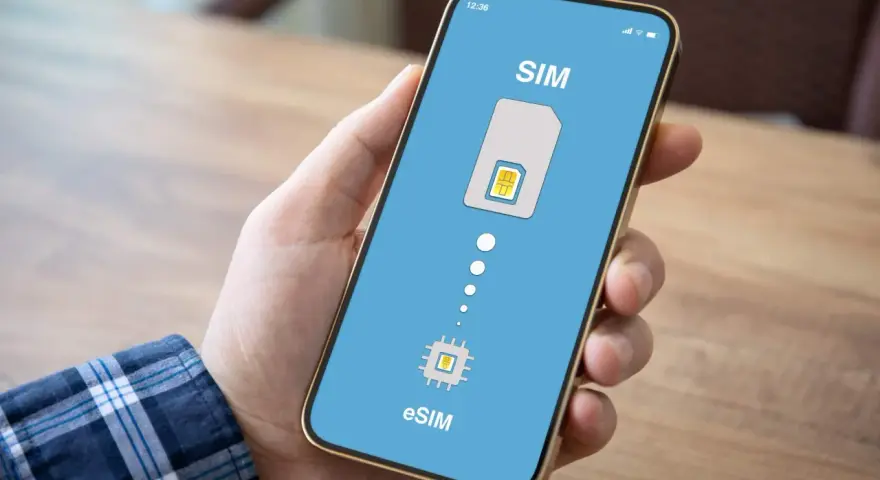 Smartphone mostra la transizione da SIM fisica a eSIM, come con Iliad.