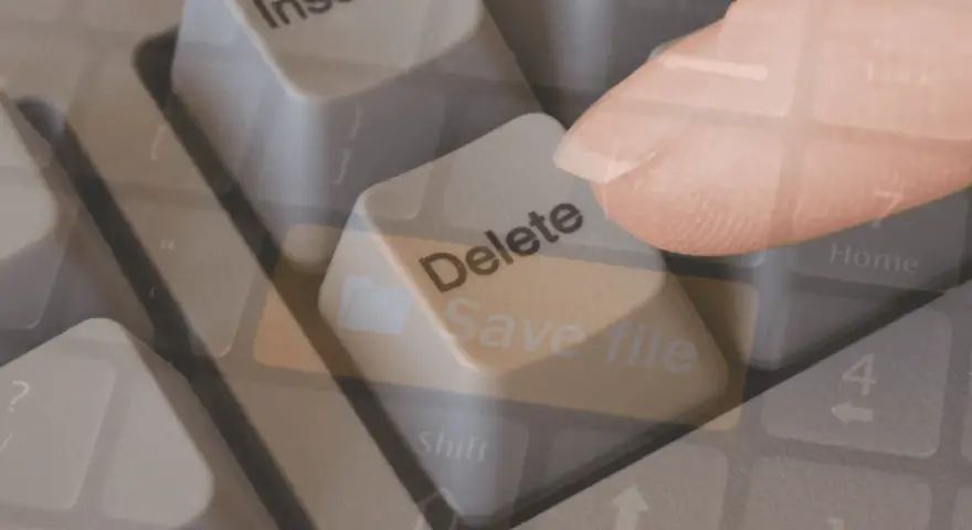 Dito, come recuperare file cancellati dal cestino. Un dito preme il tasto "Delete" su una tastiera, con un'icona di cartella e la scritta "Save file" sovrapposte.
