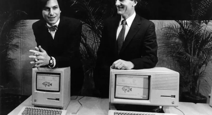 Steve Jobs e John Sculley presentano il primo computer Apple Macintosh, un'innovazione che ha cambiato il mondo.