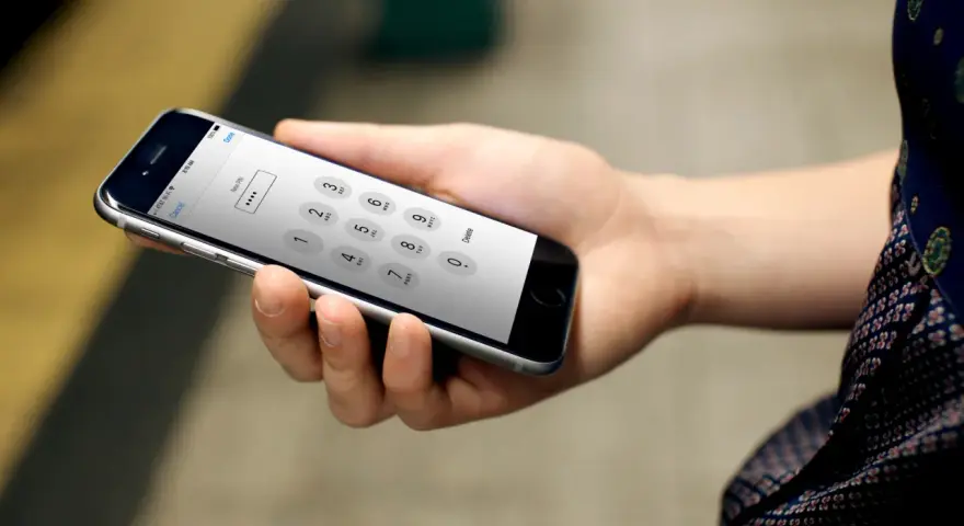 Mano che inserisce un PIN su uno smartphone, forse per accedere a sim dati Turchia.