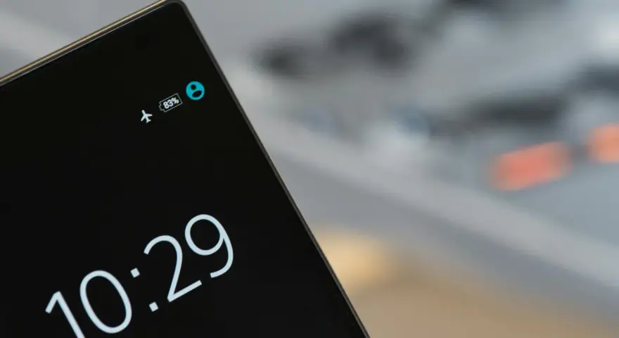 Schermo di un cellulare con ora 10:29 e icona aereo attiva. Pronto per disattivare modalità aereo.