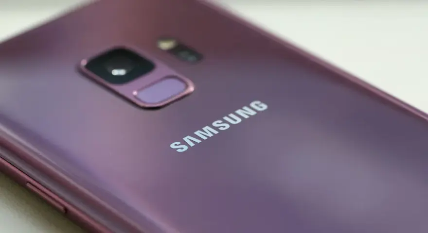 Dettaglio del retro di un Samsung viola, con il logo ben visibile. Se il tuo telefono si blocca, ecco come riavviare il telefono.