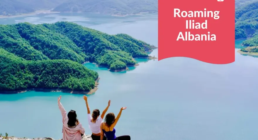 Tre amiche ammirano un lago turchese in Albania, con la scritta "Holafly Roaming Iliad Albania".