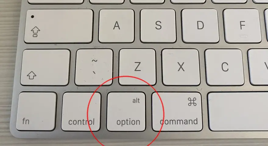 Tasto Option (o Alt) su tastiera Mac, evidenziato in rosso. Utile per scorciatoie.