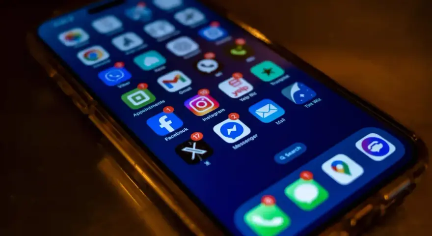 Schermata di un iPhone con varie app attive, tra cui Facebook, Instagram e Mail. I dati cellulare sono attivi per navigare.
